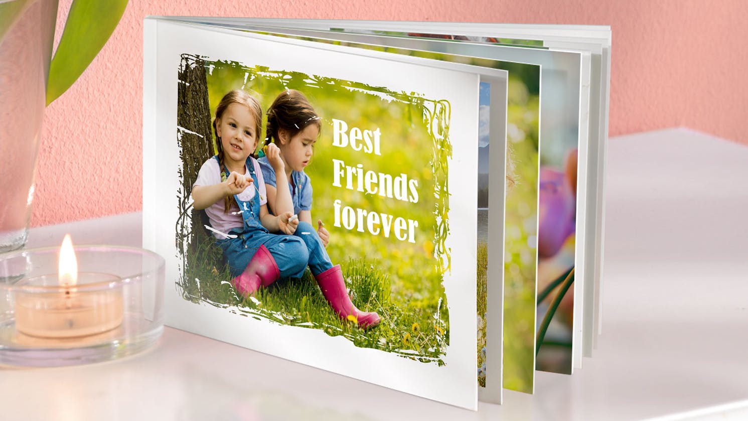 Mini fotoboek in liggend formaat met foto van kinderen in een tuin ambiente
