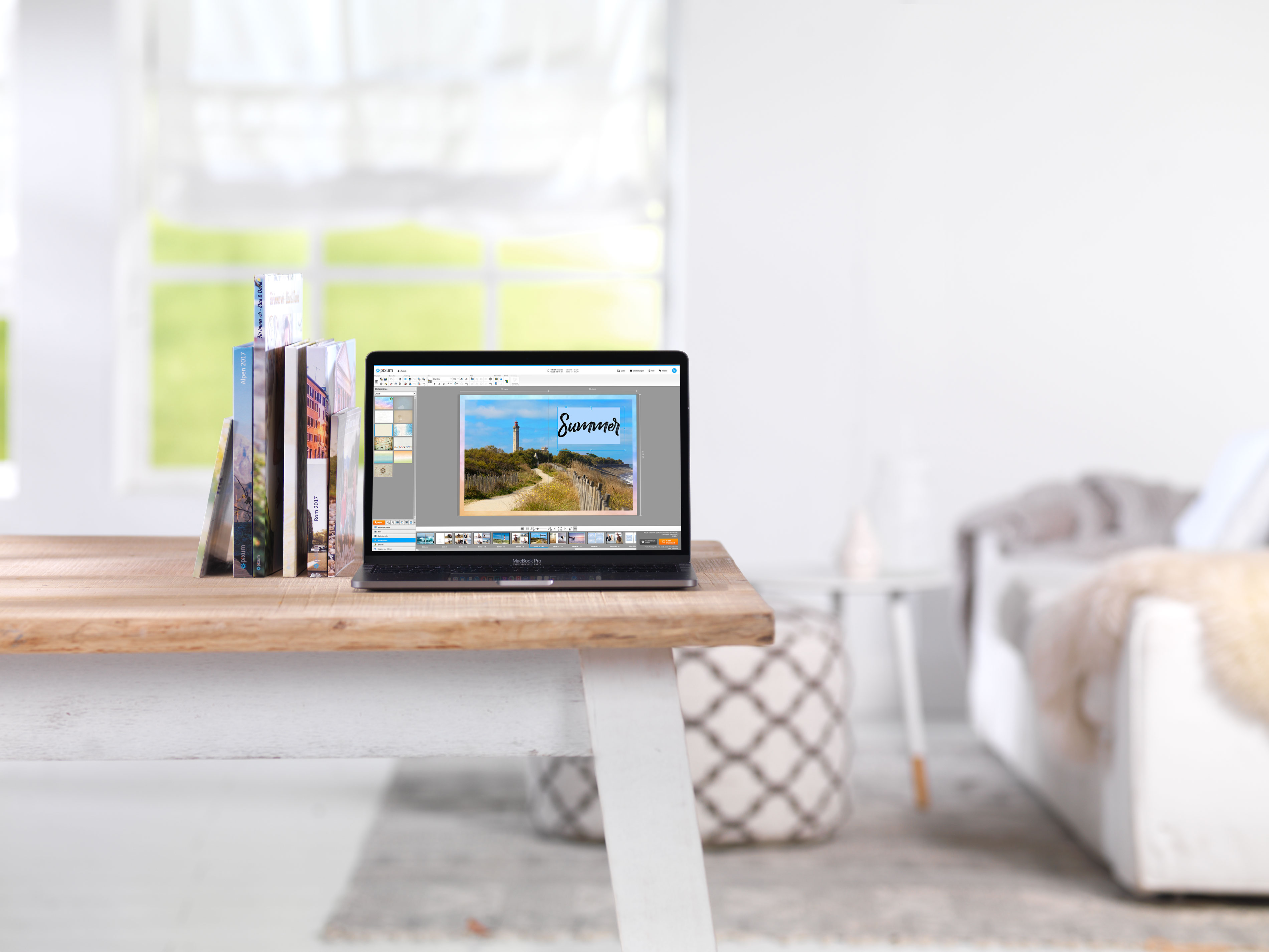 Laptop mit der Pixum Fotowelt Software steht auf einem Holztisch