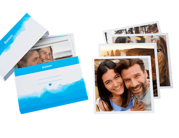 Boite de cartes photo carrées avec des photos de famille
