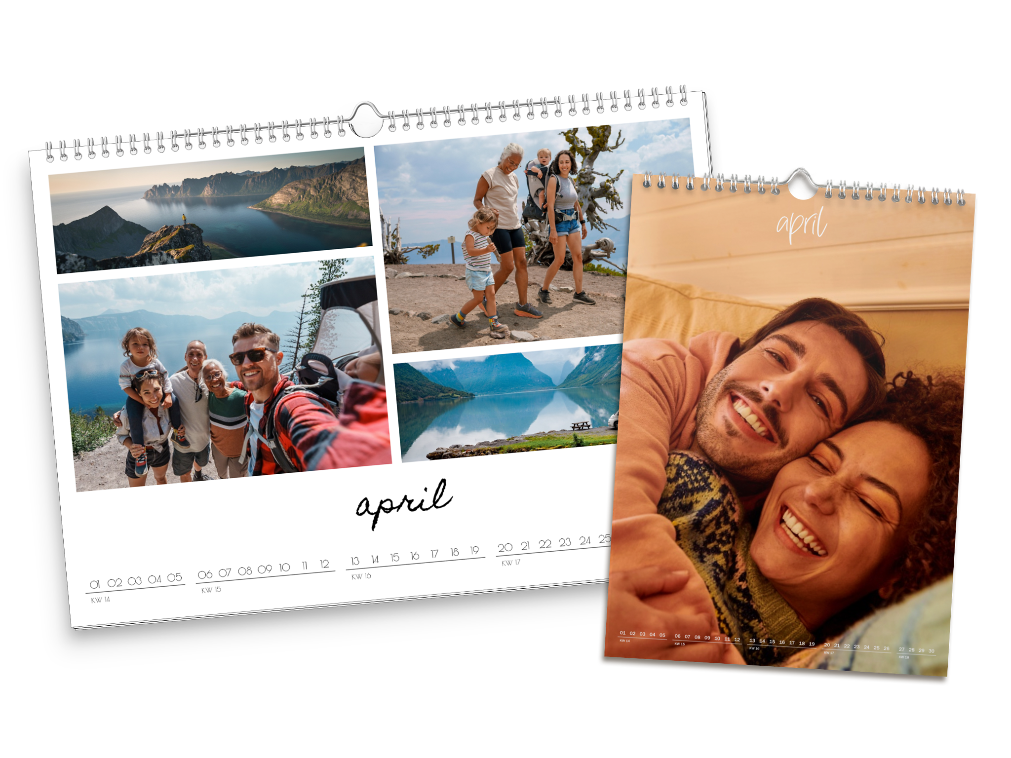 Twee fotokalenders in verschillende formaten en familiefoto's liggen naast elkaar.
