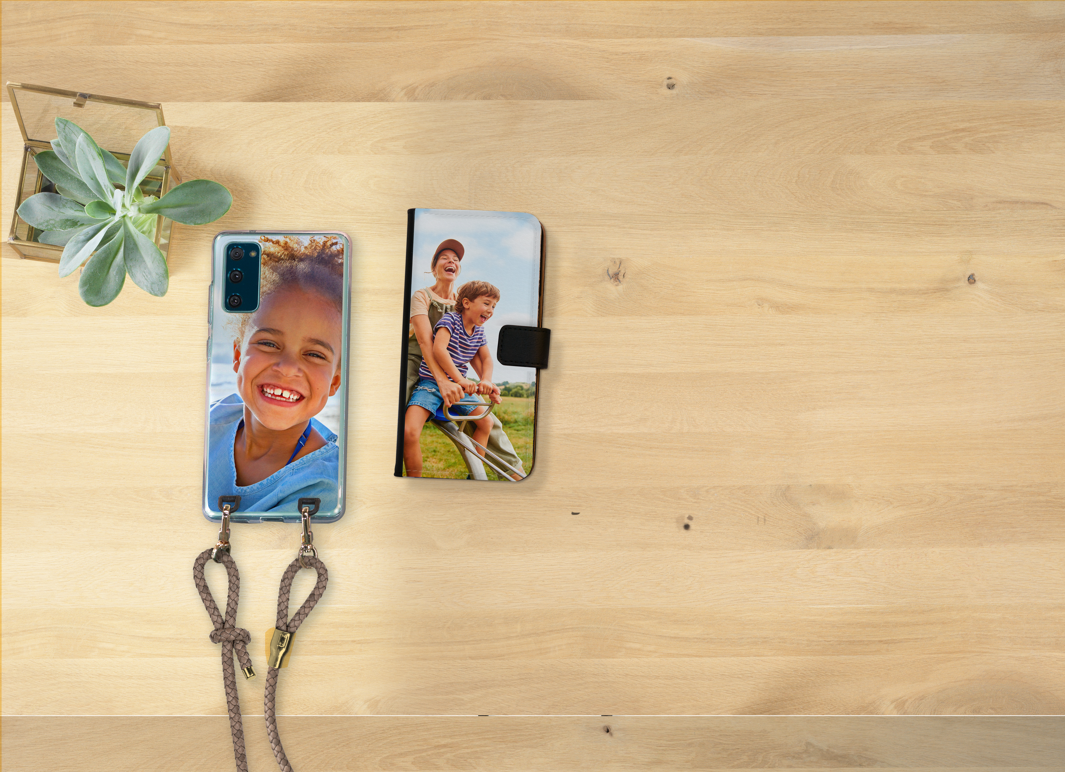 Twee telefoonhoesjes met kinderfoto's liggen naast elkaar.