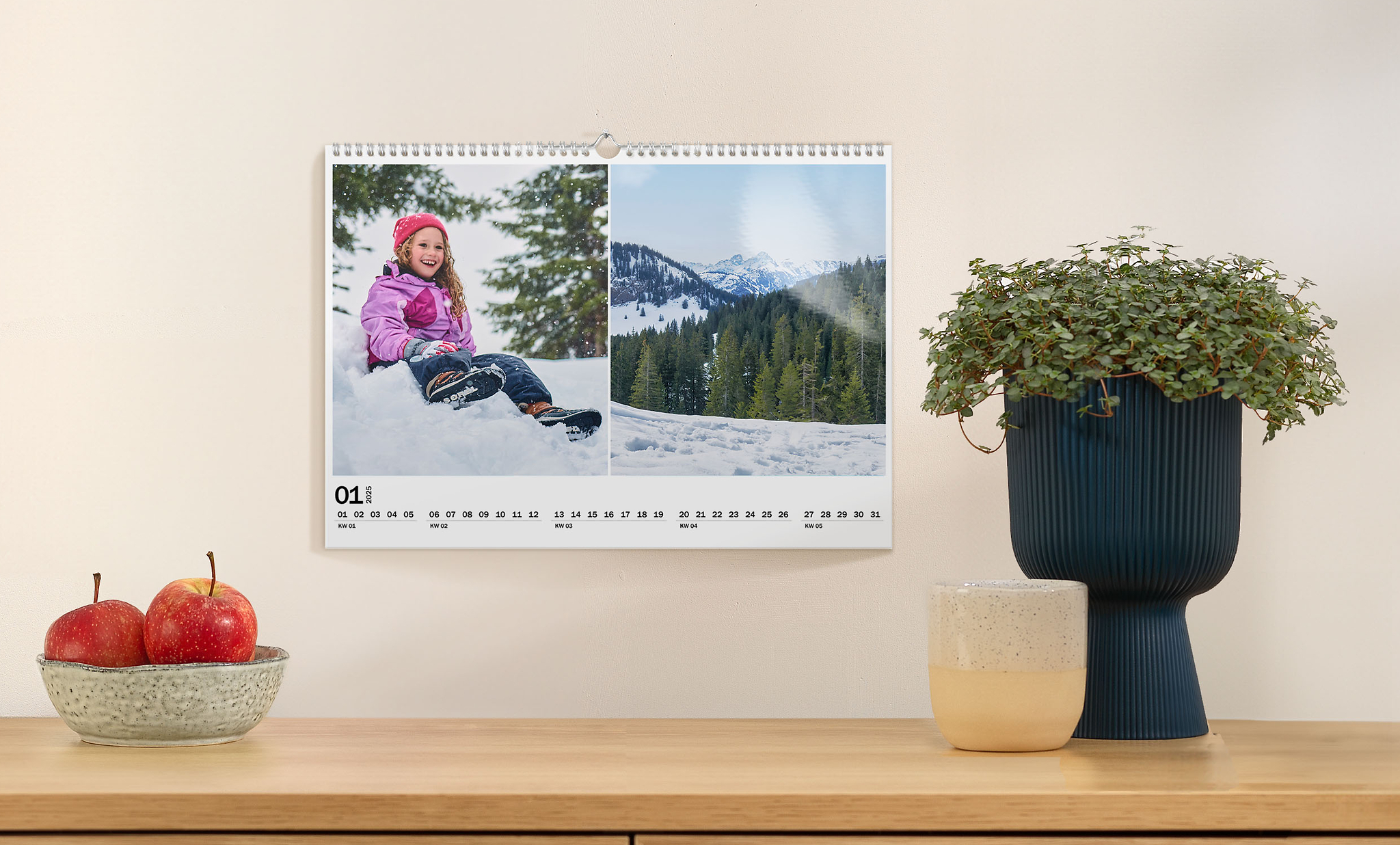 A3 Wandkalender im Querformat mit einer Collage von Kinderbildern im Schnee