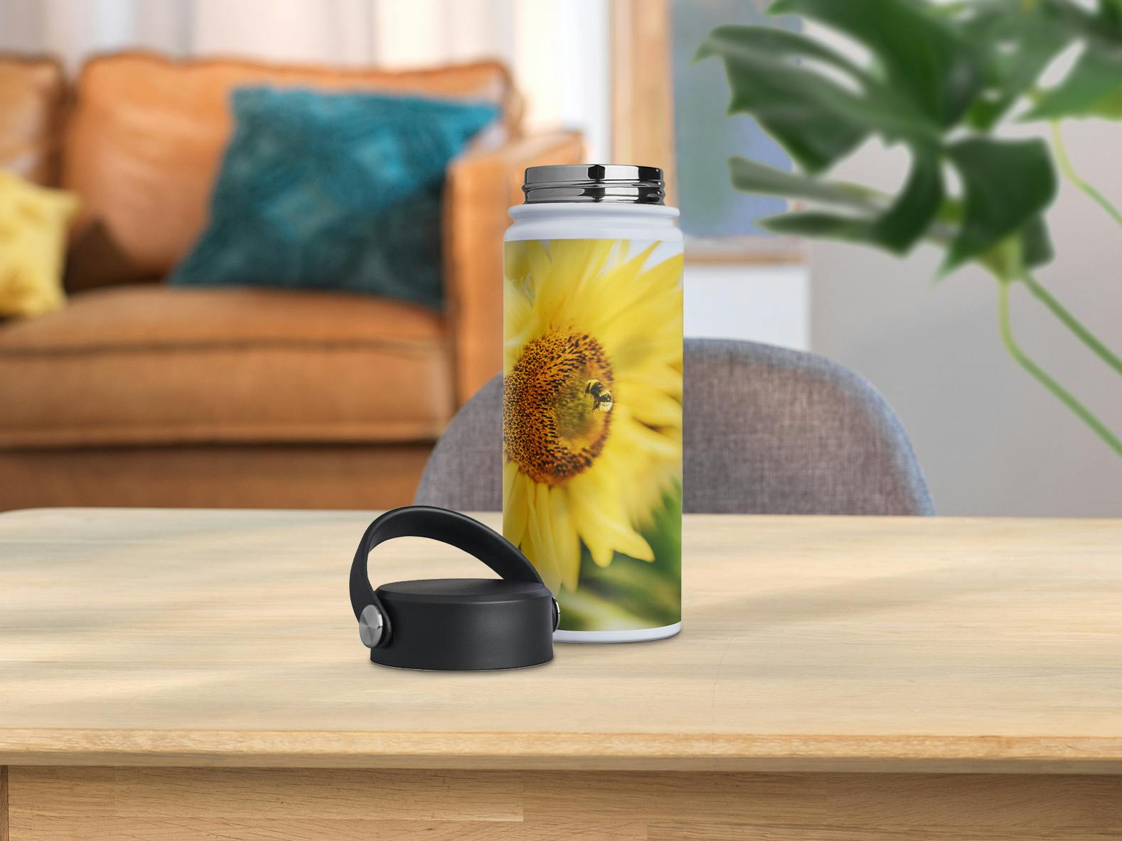 Trinkflasche mit Foto mit Blumenmotiv im Ambiente