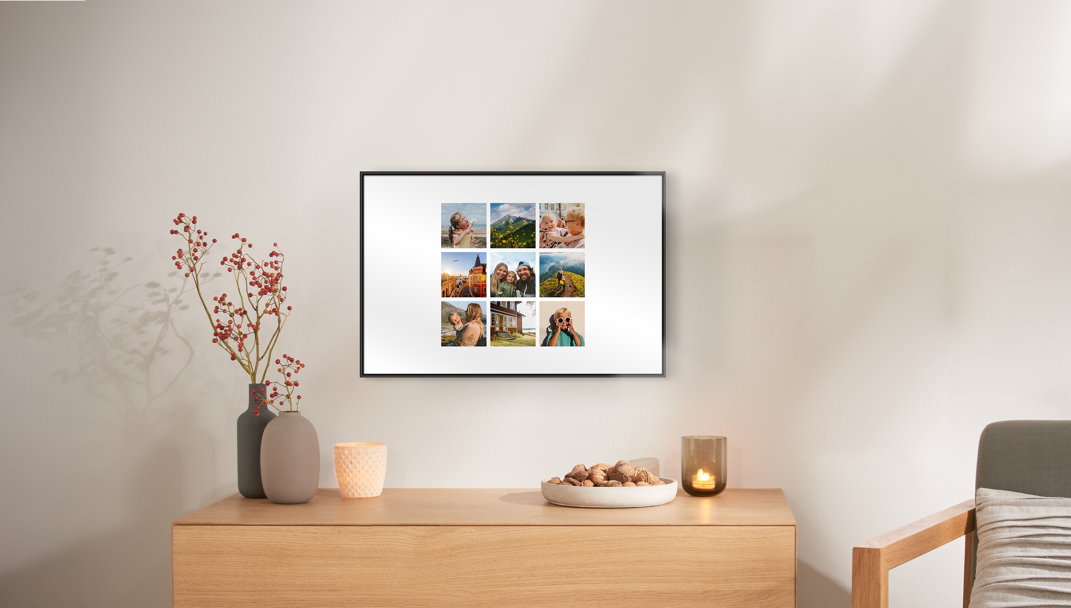 Ein Fotoposter im einem schwarzen Rahmen hängt über einer Kommode. Das Fotoposter zeigt eine Collage aus Familienbildern.