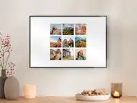Fotoposter im Rahmen mit Fotocollage aus Familienbildern Ein Fotoposter im einem schwarzen Rahmen hängt über einer Kommode. Das Fotoposter zeigt eine Collage aus Familienbildern.