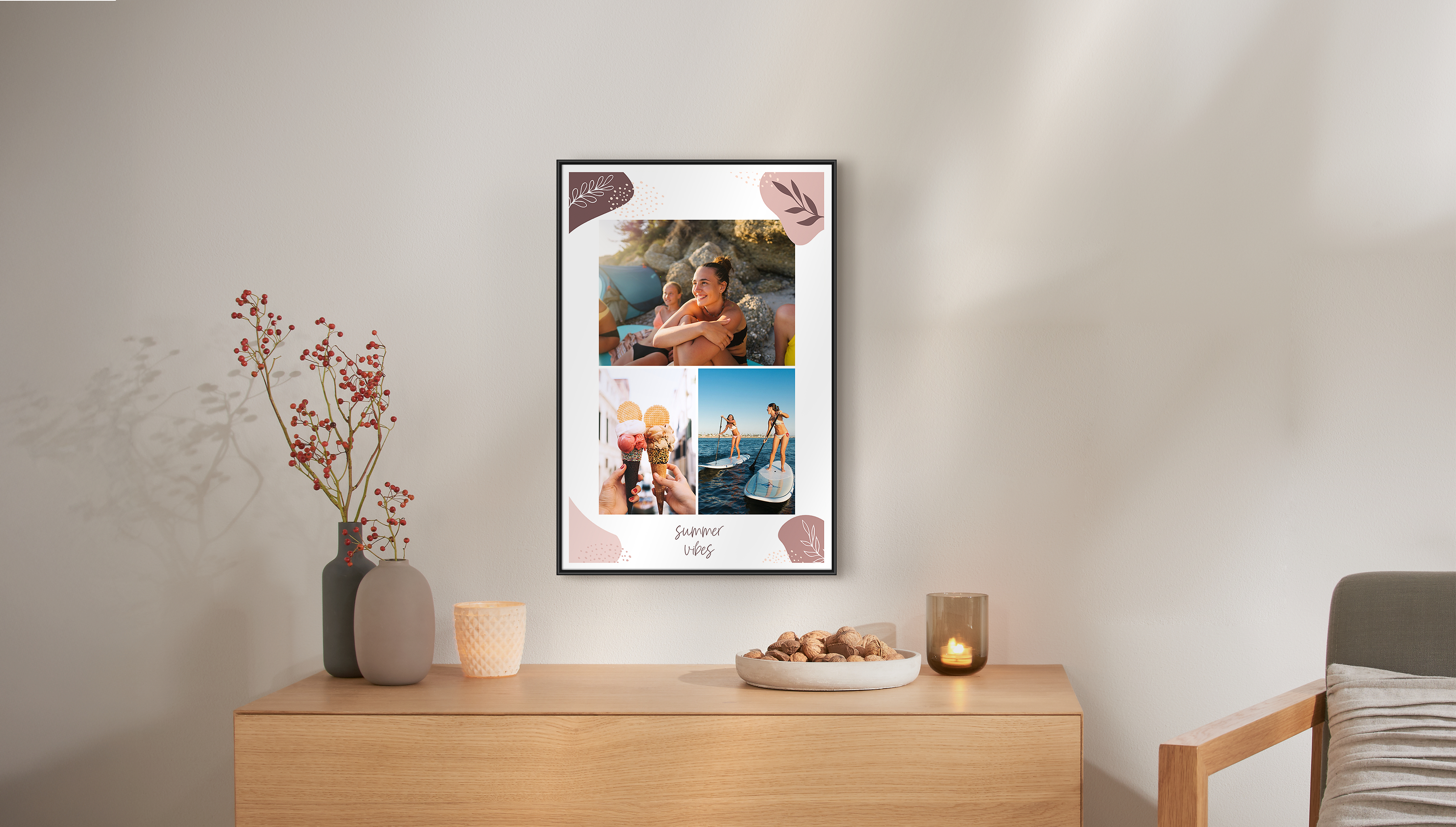 Über einer Kommode hängt ein Fotoposter mit einer Fotocollage, gerahmt in einem schwarzen Rahmen. Die Collage zeigt eine Familie im Urlaub abgebildet.