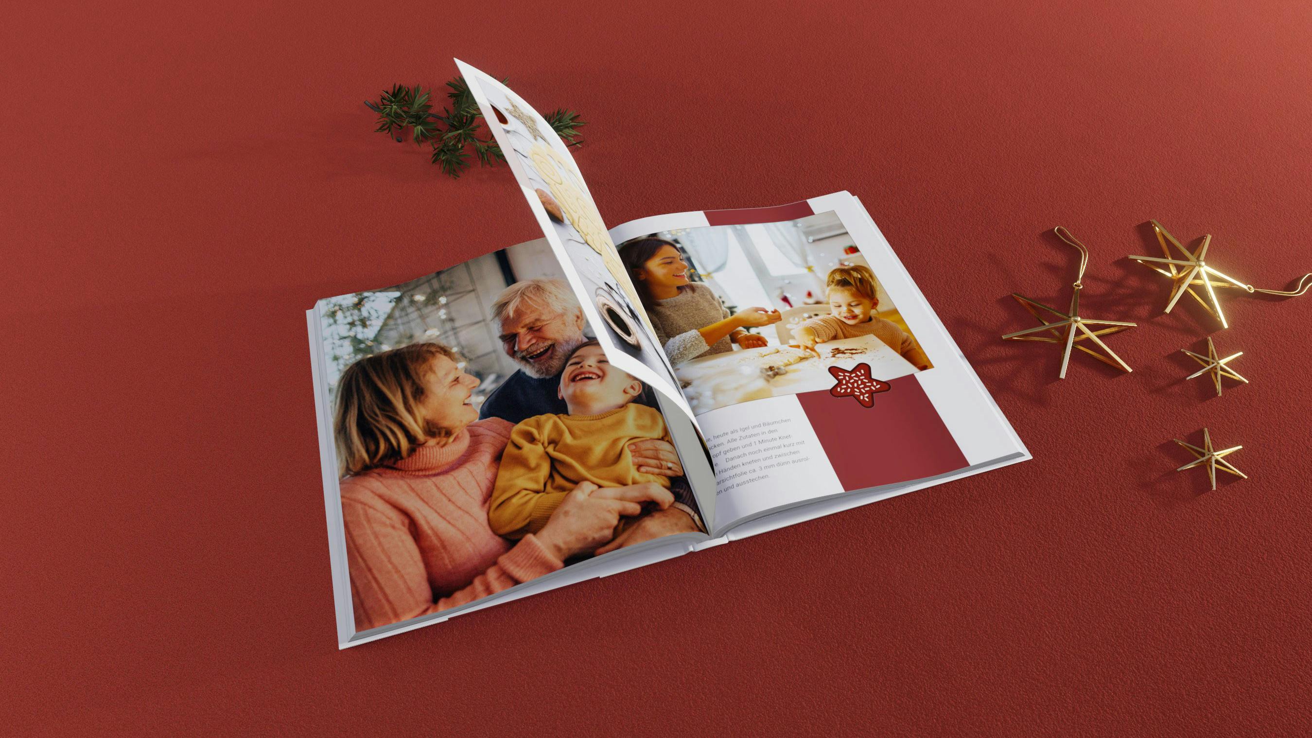 Fotobuch im Hochformat mit Backrezepten und Familienfotos auf rotem Untergrund
