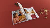 Pixum Fotobuch als Backbuch gestalten Fotobuch im Hochformat mit Backrezepten und Familienfotos auf rotem Untergrund