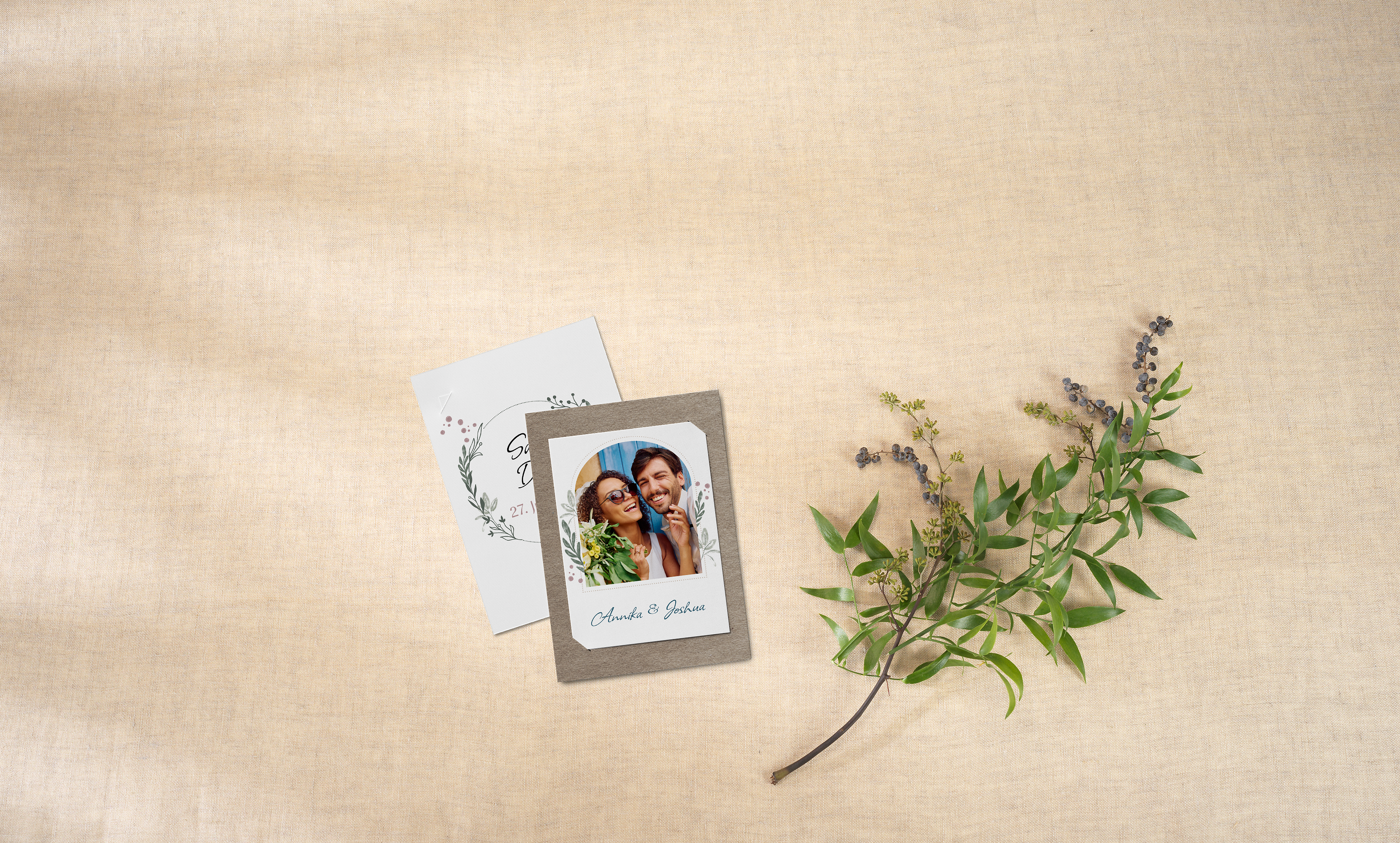 Karte mit Einsteckfoto und Hochzeitsdesign liegt auf einem Tisch