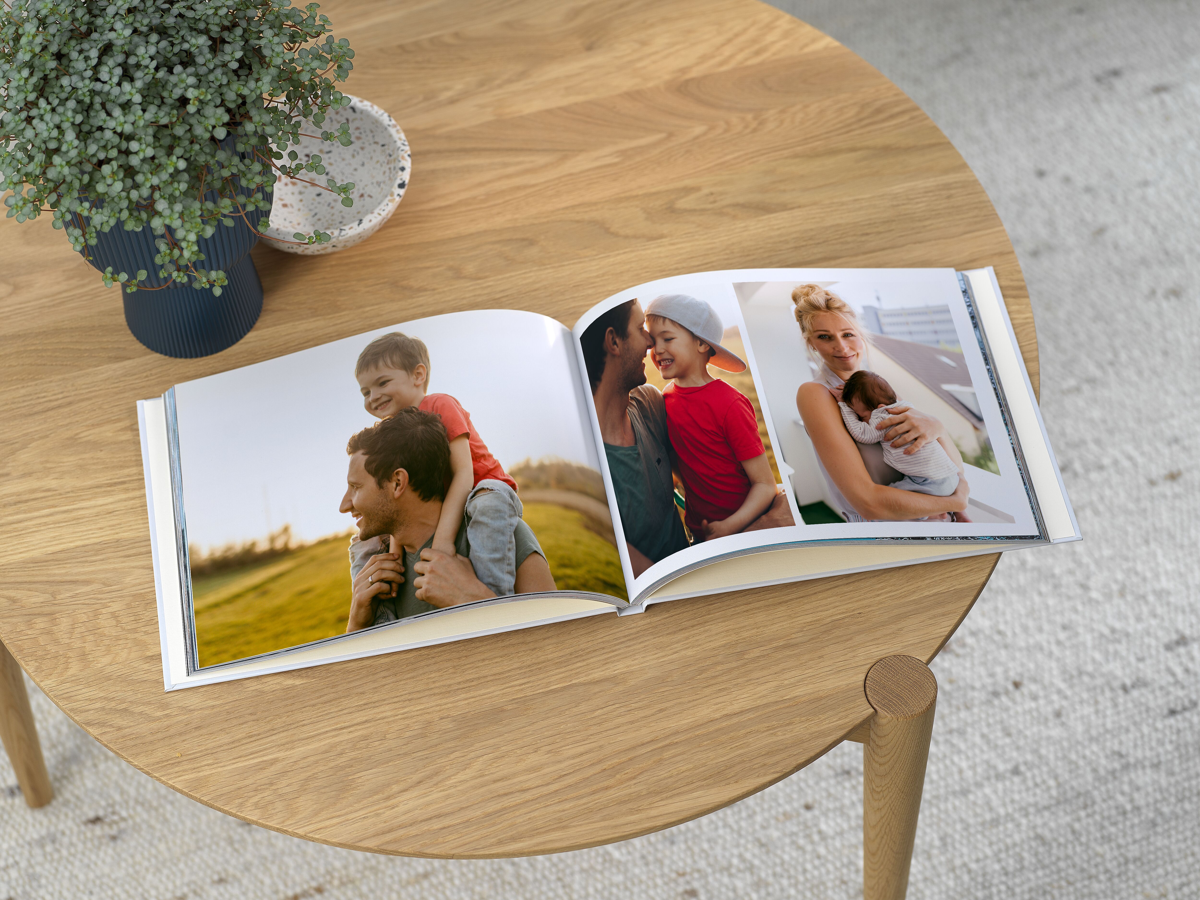 Album photo ouvert au format paysage pour la fête des pères. À l’intérieur, on voit des images d’un père portant son fils sur ses épaules et d’autres photos de famille.








