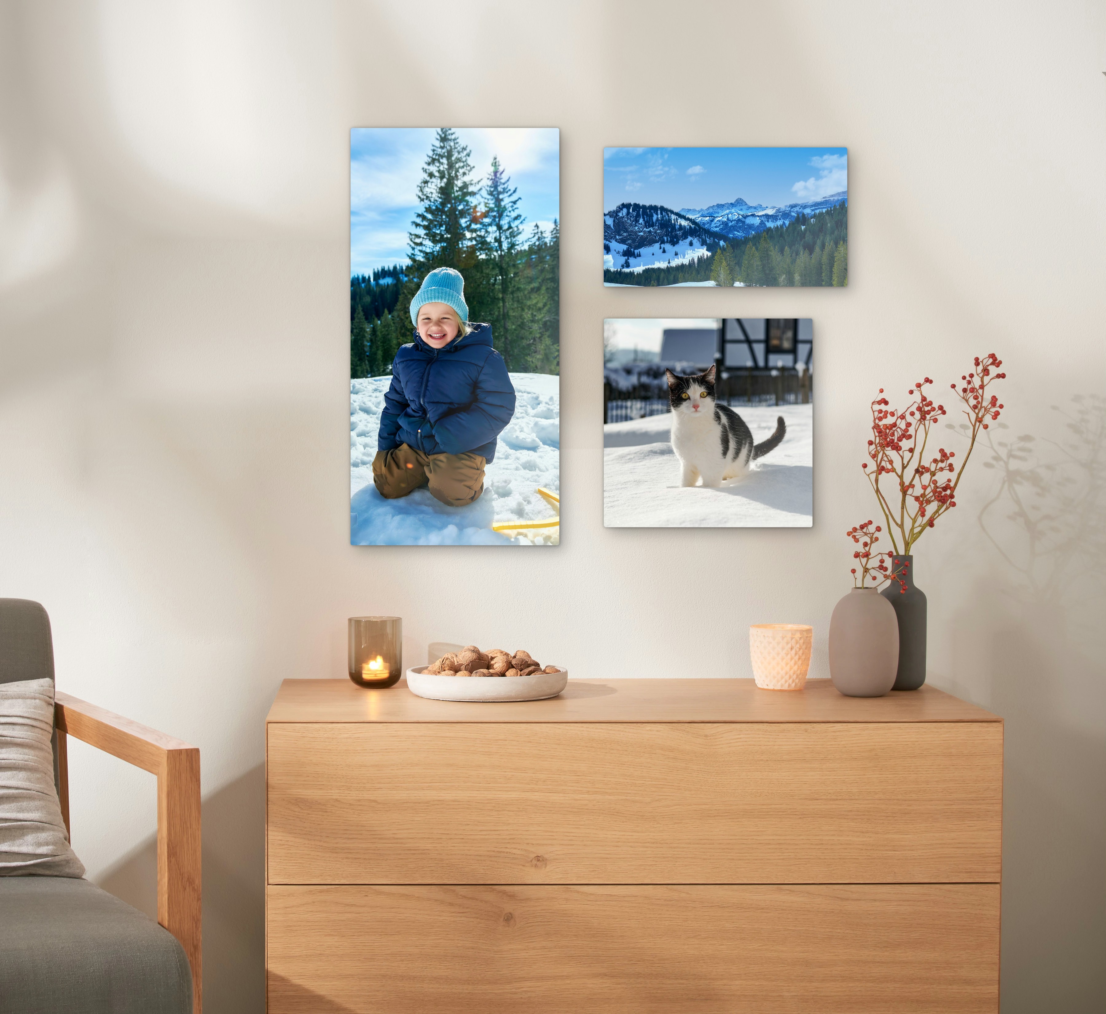 Ein Wandbild aus Alu-Dibond hängt an einer Wand. Darauf ist eine Landschaft abgebildet.