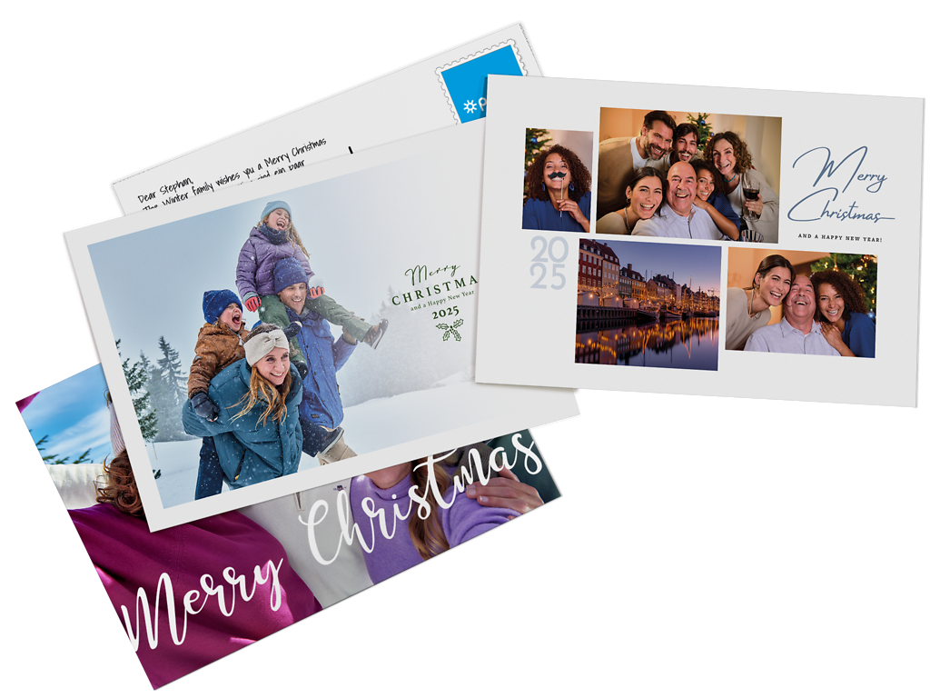 Cartes postales Pixum avec des designs de Noël, empilées les unes sur les autres