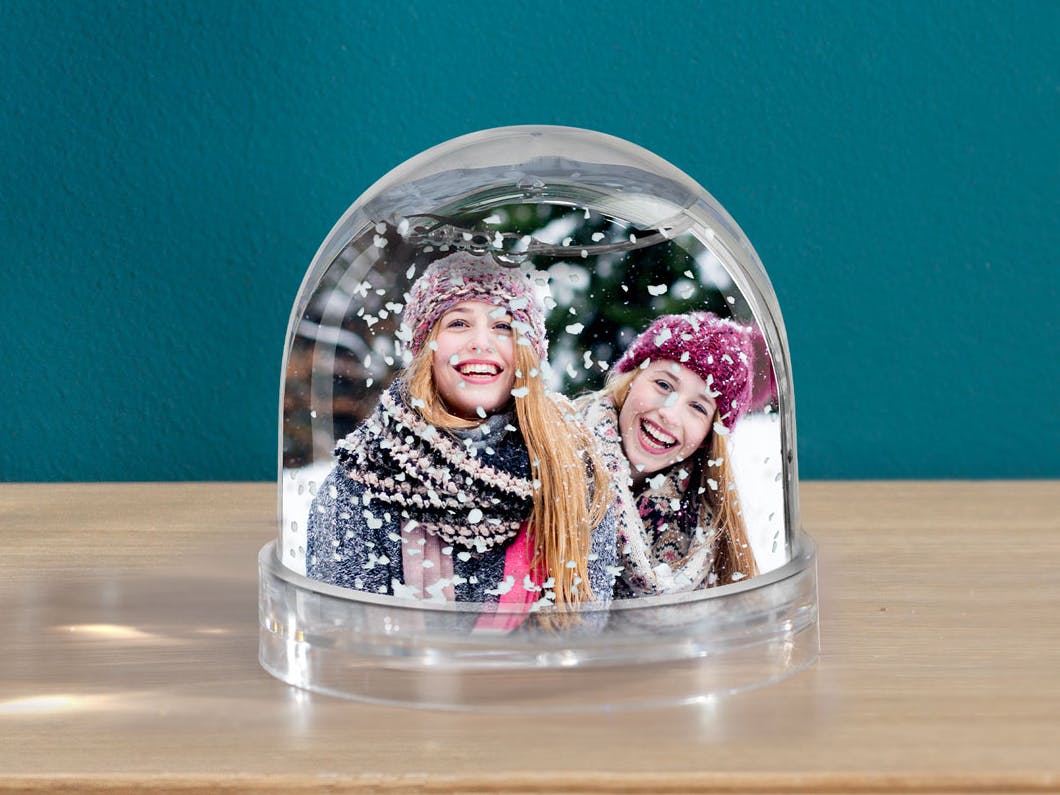 Glitterbal met een foto van twee vriendinnen in de sneeuw