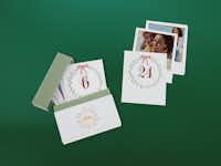 Pixum Retro-Adventskalender mit Mistelzweigdesign Retro-Adventskalender Prints auf einem grünen Hintergrund mit Mistelzweigdesign