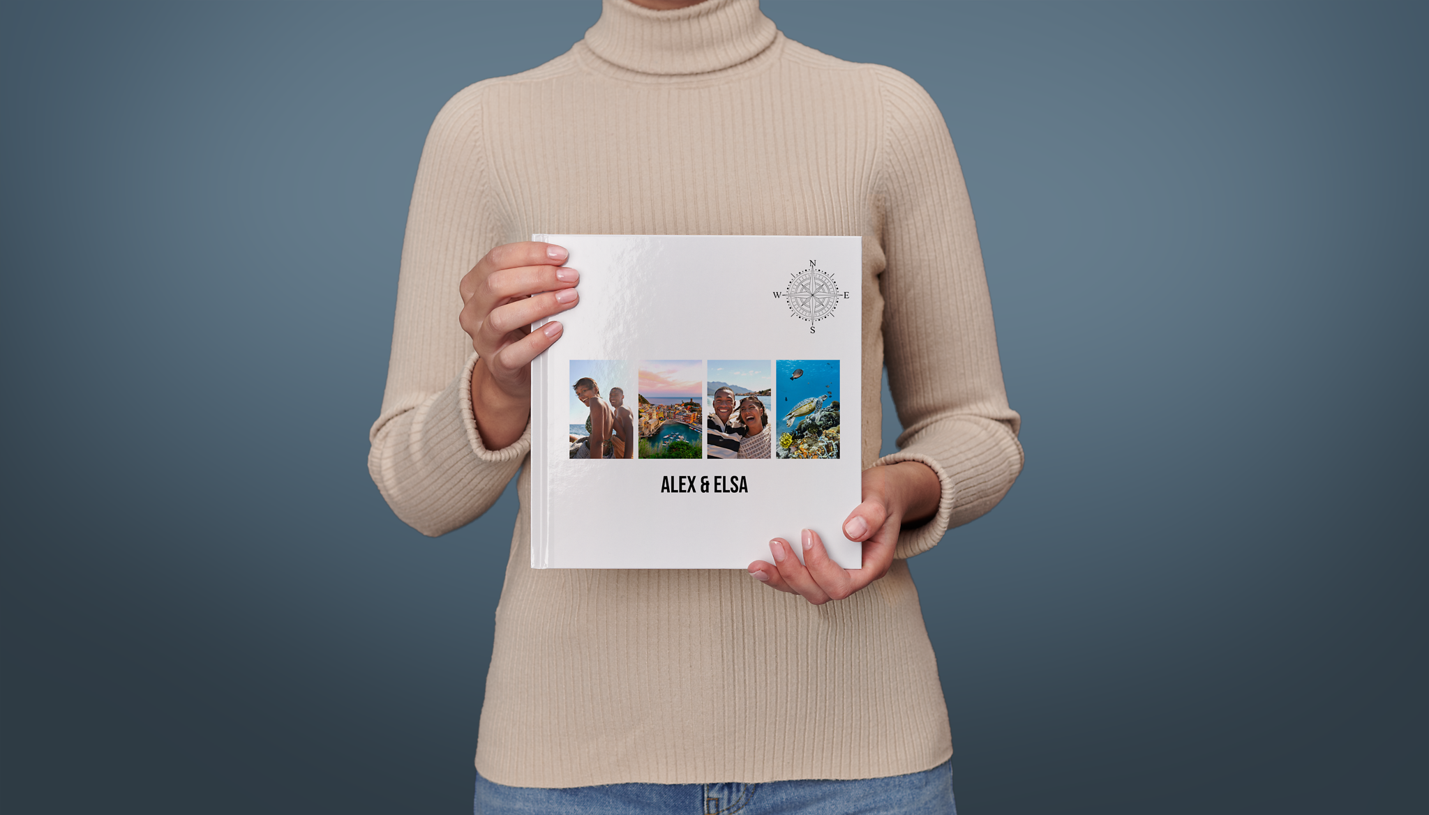 Una persona sujetando un álbum de fotos cuadrado Pixum con las fotos de una pareja en Italia y el texto "Alex & Elsa"