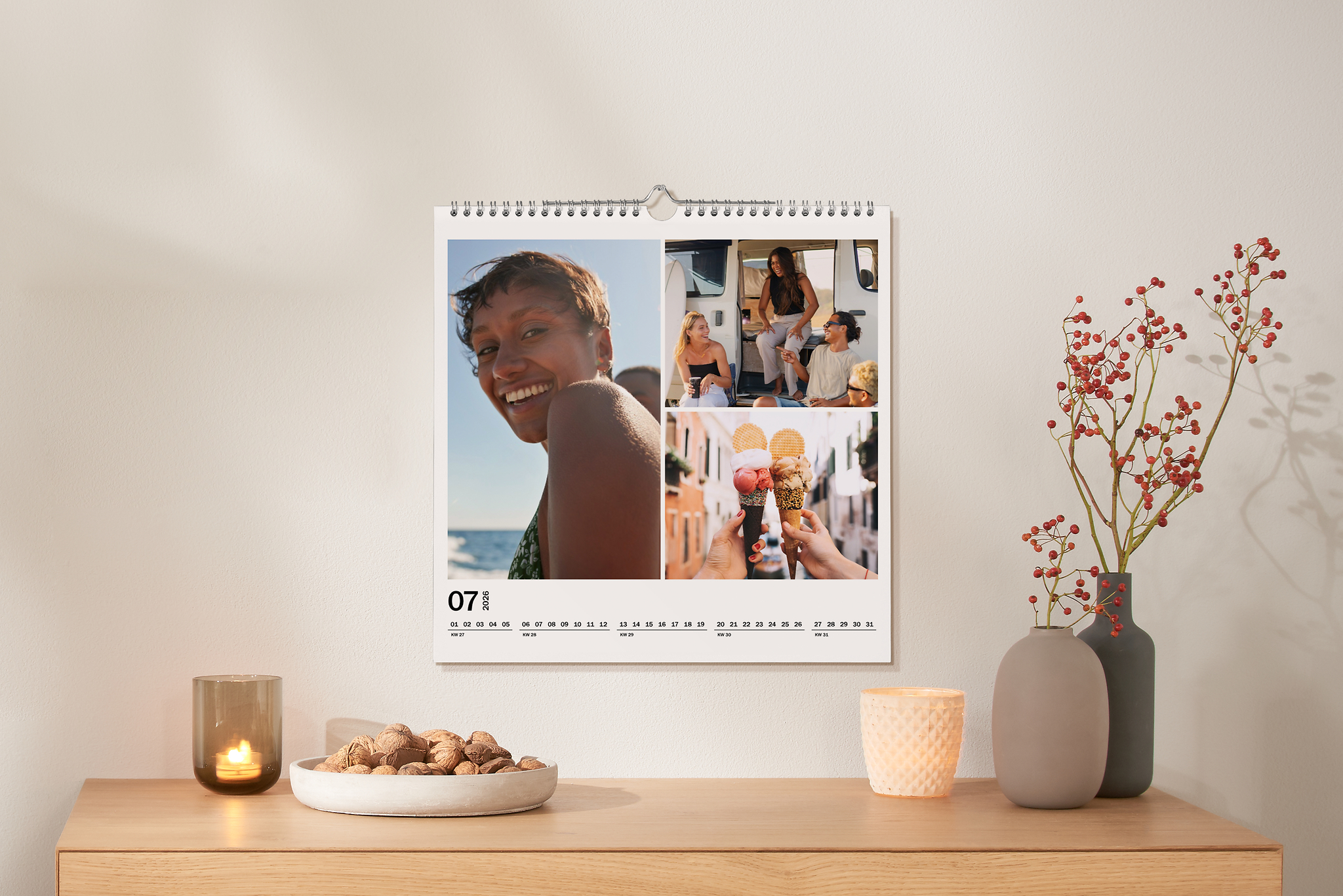 Wandkalender quadratisch 45x45 mit einer Bildcollage von Freunden 