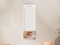 Küchenkalender mit abtrennbarer Fotokarte und dem Bild von einer Familie  Calendrier de cuisine avec carte photo détachable et une photo de famille.