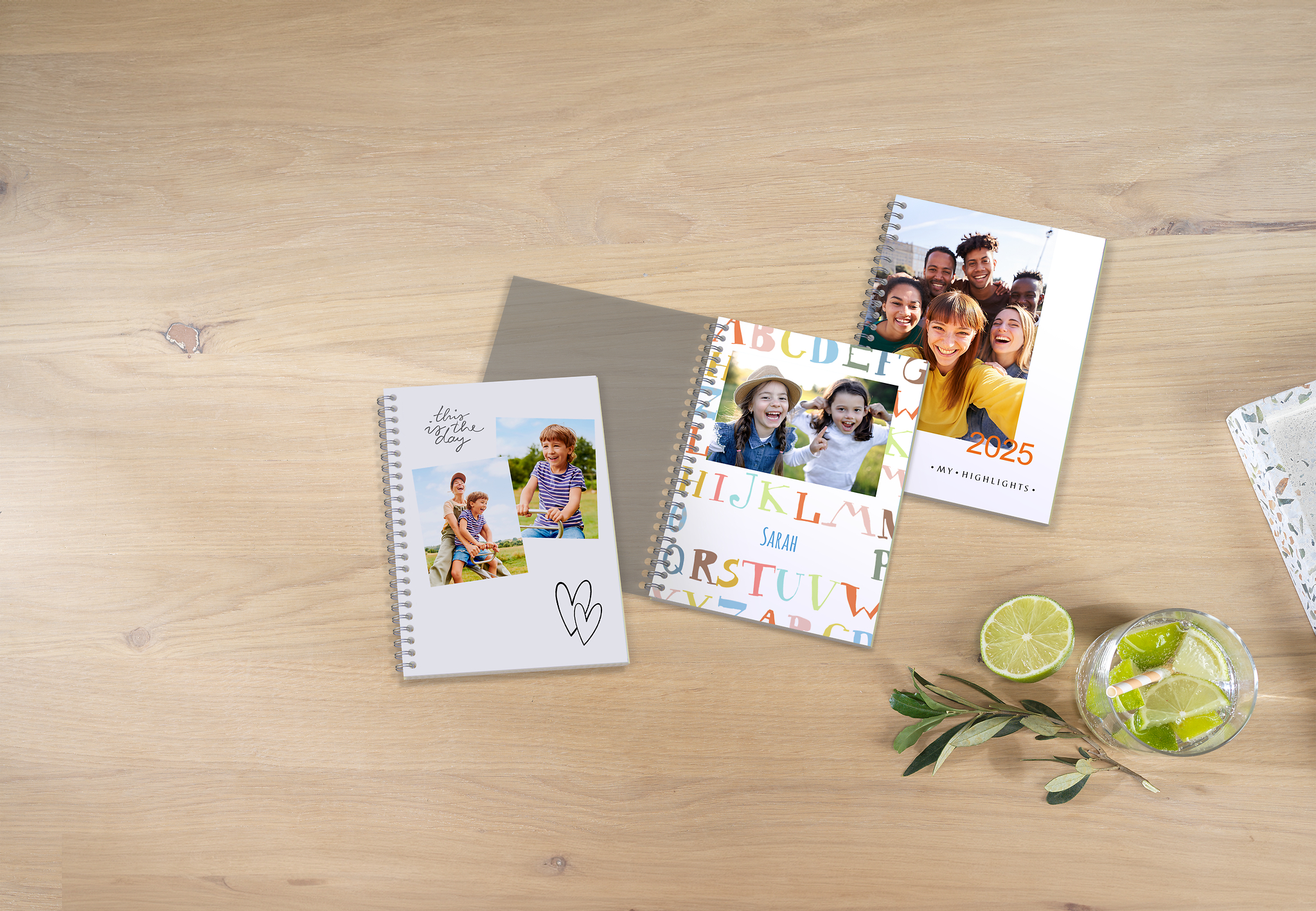 Schülerplaner auf einem Tisch mit Stiften zur Tagesplanung