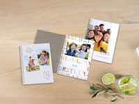 Schülerkalender gestalten Schülerplaner auf einem Tisch mit Stiften zur Tagesplanung