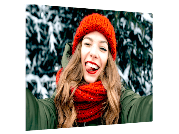 Foto auf Forex Animation eines Foto auf Forex mit einer jungen Frau im Schnee