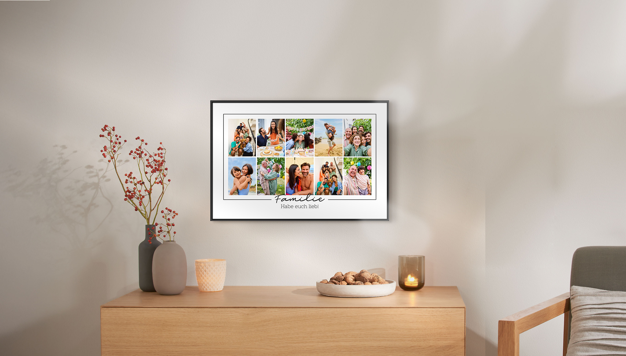 Über einer Kommode hängt ein gerahmtes Fotoposter mit einer Fotocollage aus Familienbildern. Die Collage ist mit einem passenden Design gestaltet. Die Fotos werden von einer feinen schwarzen Linie eingerahmt und darunter steht "Familie".
