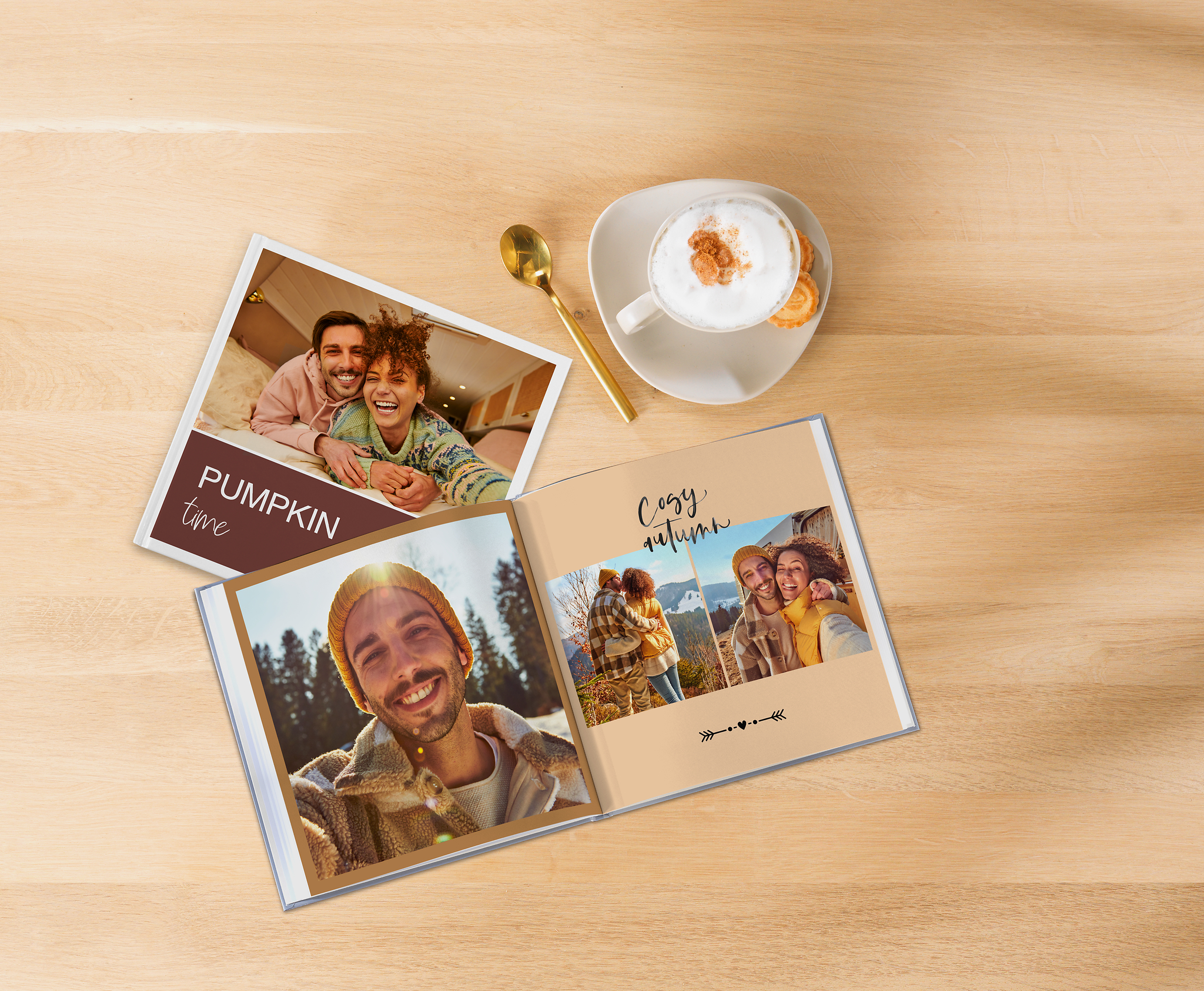 Pixum Fotobuch mit herbstlich-winterlichen Motiven und passender Gestaltung auf einem Tisch neben einer Kaffeetasse