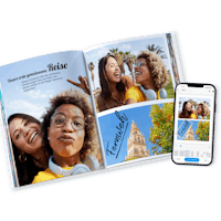 Pixum Fotobuch mit der App erstellen Pixum Fotobuch mit sommerlichen Fotos von Freundinnen, neben einem Handy mit einem Screenshot der Pixum App