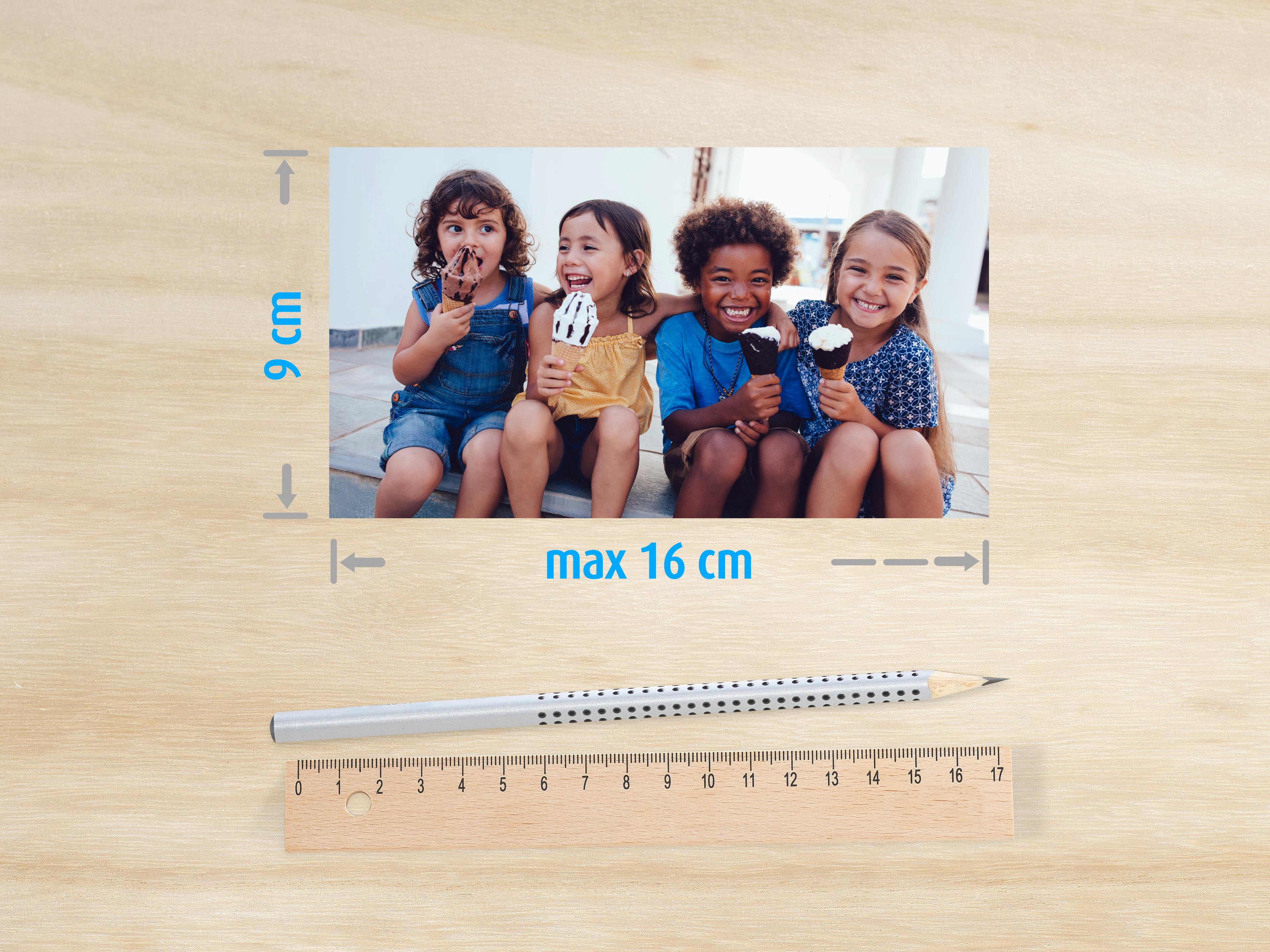 Fotoafdruk van kinderen in 9x16 cm op een tafel