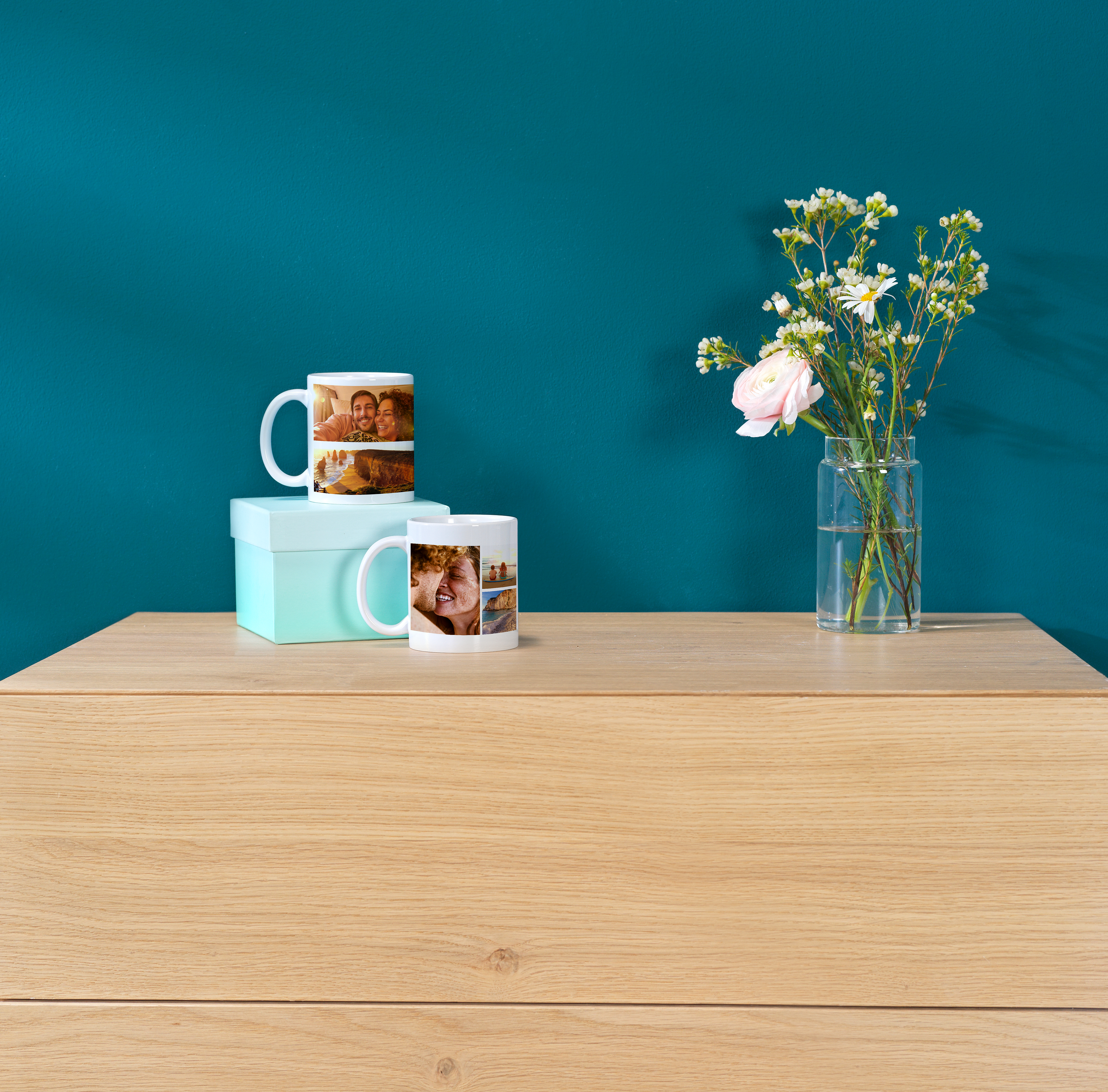 Zwei Fototassen mit mehreren Fotos auf einem Sideboard.