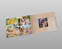 Hochzeitsfotobuch mit dem Design Earthy Elegance Aufgeklapptes Hochzeitsfotobuch mit einem modernen Design. Die linke Seite zeigt eine Collage aus vier Fotos. Auf der rechten ist ein Foto in der Mitte der Seite auf einem hellen braunen Hintergrund.