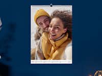 Wandkalender gestalten Pixum Wandkalender A3 im Hochformat mit einem winterlichen Foto eines Pärchens.