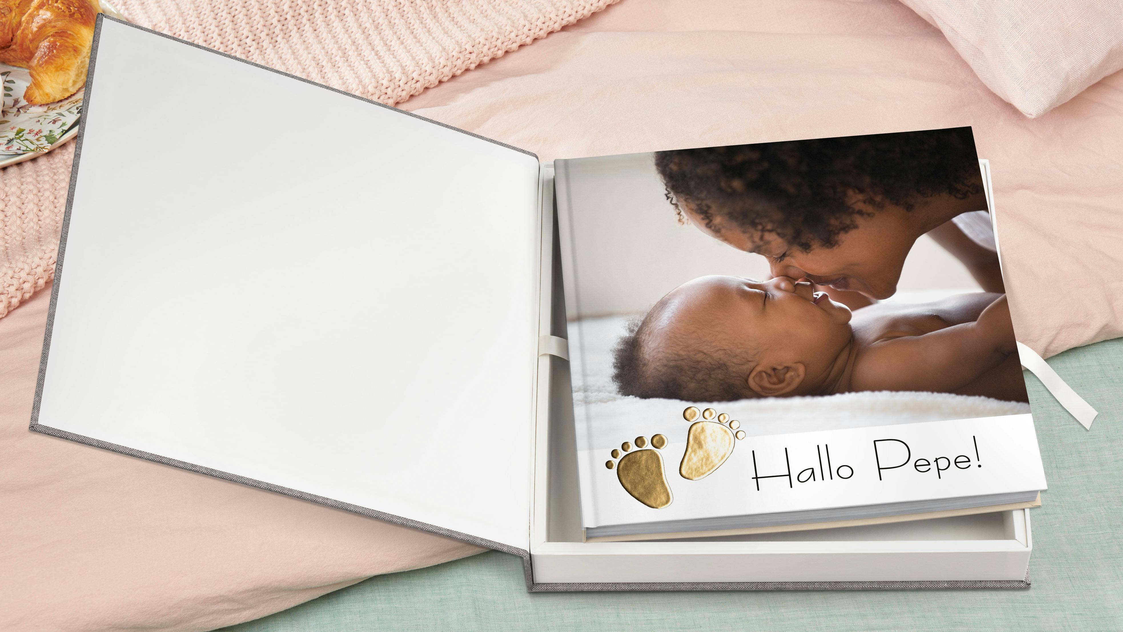 Pixum Fotobuch Geschenkbox mit einem Babyfotobuch