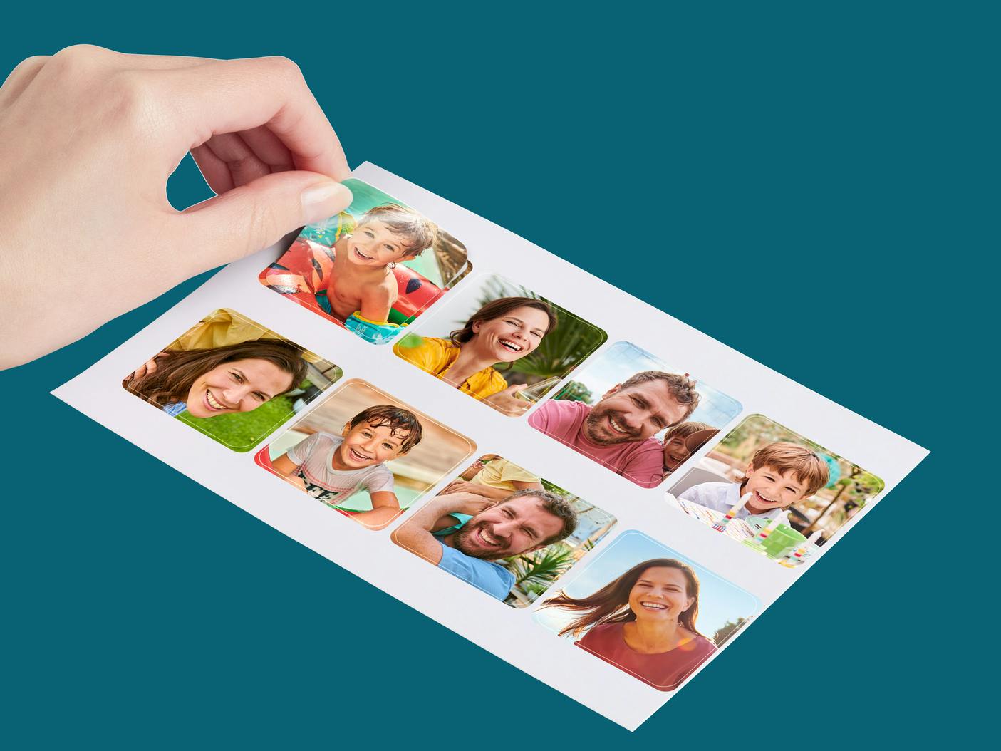 Fotoklistermärke rund med en bild på en familj och glänsande fotopapper
