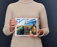 Álbum Digital Pixum pequeño panorámico Una mujer sostiene un Álbum Digital Pixum pequeño panorámico