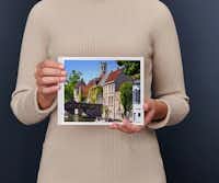 Livre photo petit paysage Album photo petit paysage tenu dans les mains d'une dame