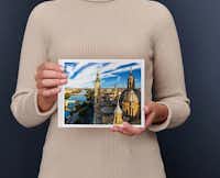 Fotoboek klein liggend Een persoon in een beige trui houdt een fotoboek vast met daarop een lavendelveld met een boom en een huisje bij zonsondergang.