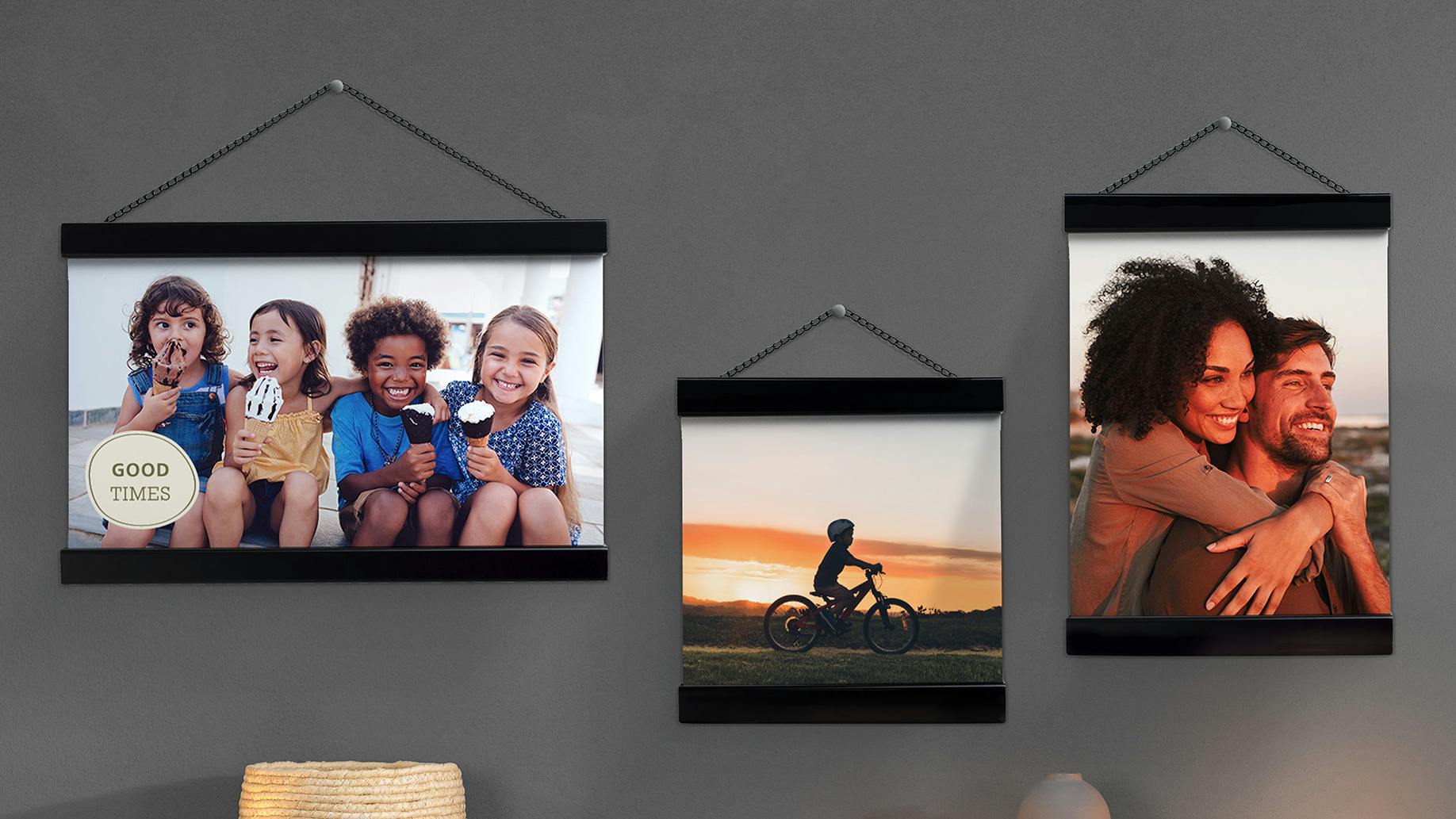 Fotoposter mit Posterleiste in Schwarz mit sommerlichen Familienmotiven im Ambiente