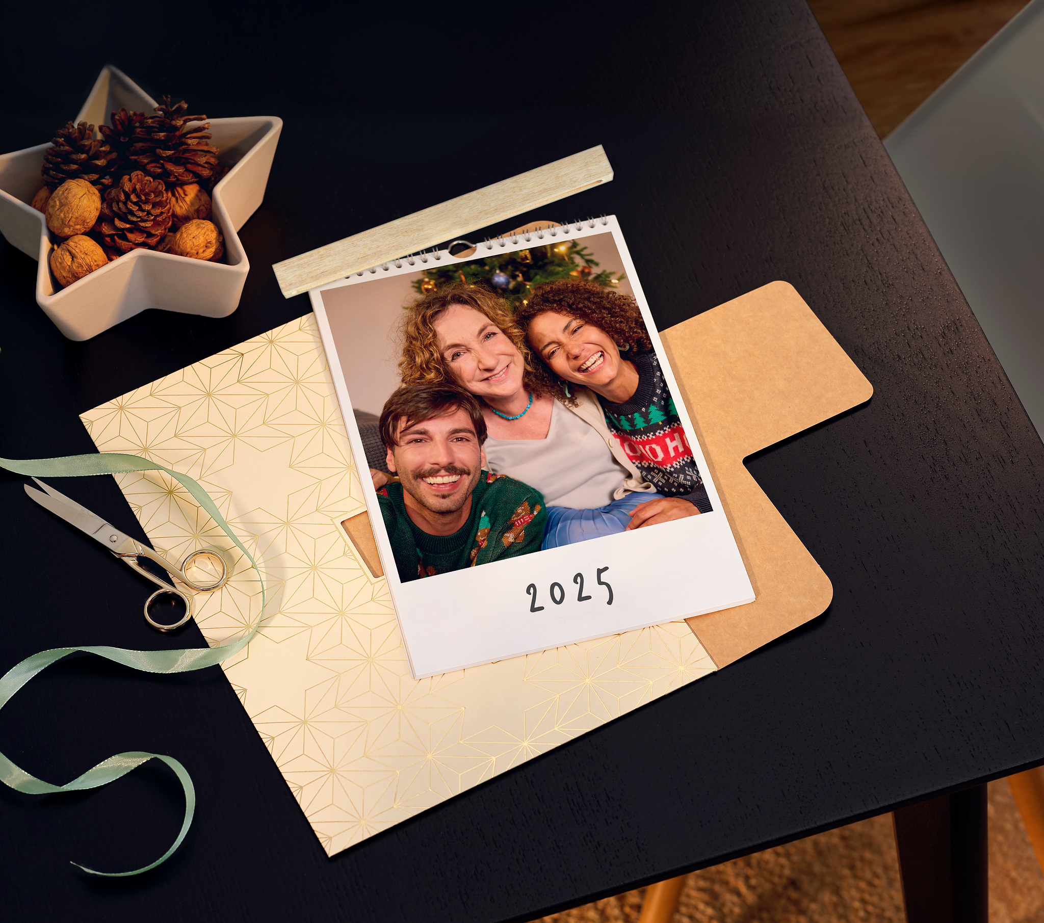 Fotokalender met cadeauverpakking en familiefoto met een stel een een oudere vrouw