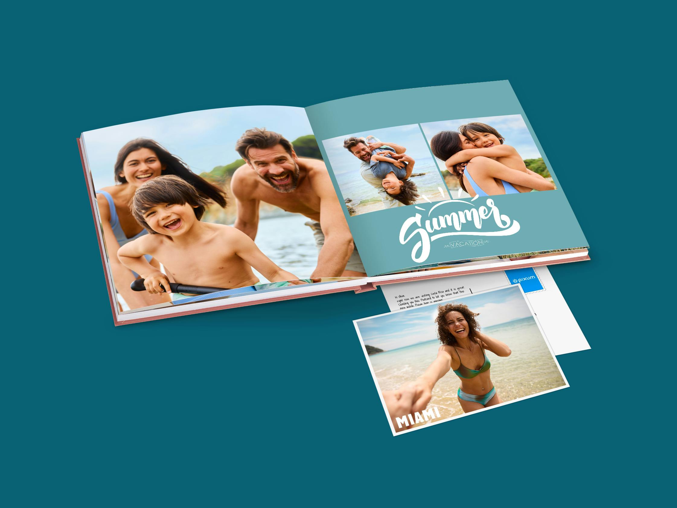 Pixum Fotobuch und Postkarte mit sommerlichen Urlaubsmotiven vor einem blauen Hintergrund