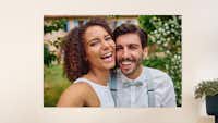 Fotoposter mit einem Ehepaar Fotoposter mit einem Selfie von einem Hochzeitspaar