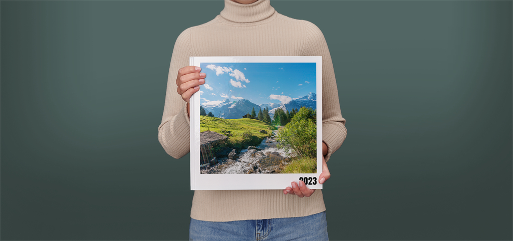 Pixum Fotobuch XL im quadratischen Format mit einer Schweizer Berglandschaft auf dem Cover