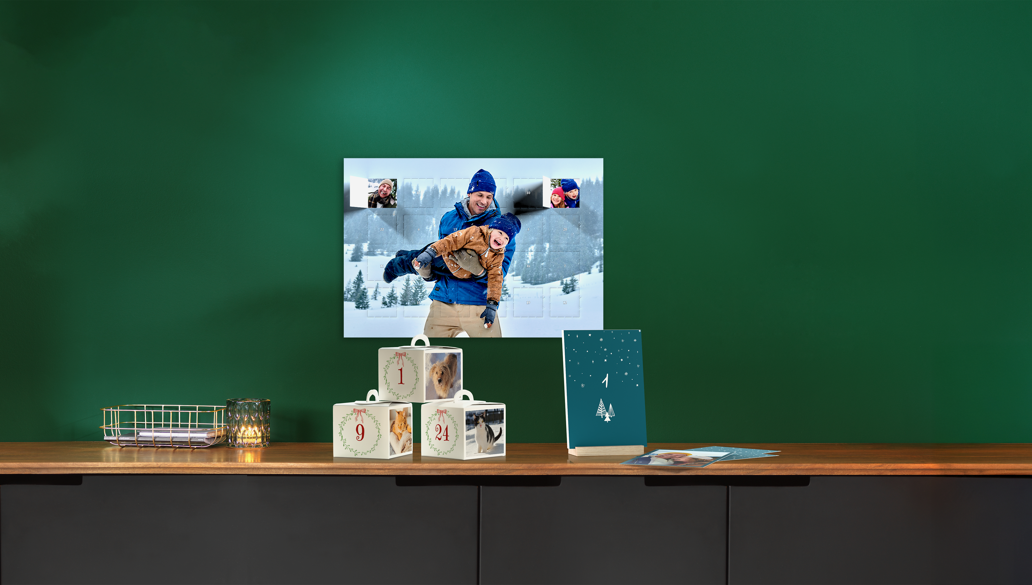 Ein Adventskalender mit Fototürchen, ein Tisch-Adventskalender und ein Schachtel-Adventskalender stehen beieinadner auf einer Kommode. Alle Produkte sind mit Familienfotos gestaltet.