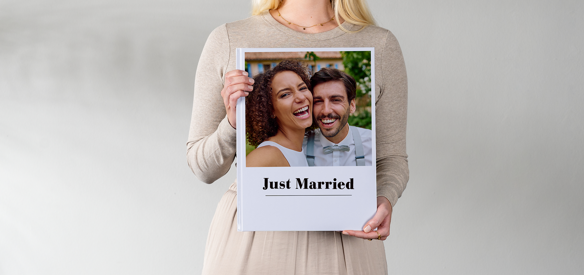 Pixum Fotobuch XXL im Hochformat mit einem Hochzeitsfoto auf dem Cover