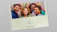 Fotobuch zum 60. Geburtstag Zugeklapptes Fotobuch. Auf dem Cover steht "auf dich Susanne" und die Zahl 60. Es ist ein Foto von einer Familie zu sehen. Darunter ist eine Clipart von zwei anstoßenden Gläsern abgebildet.