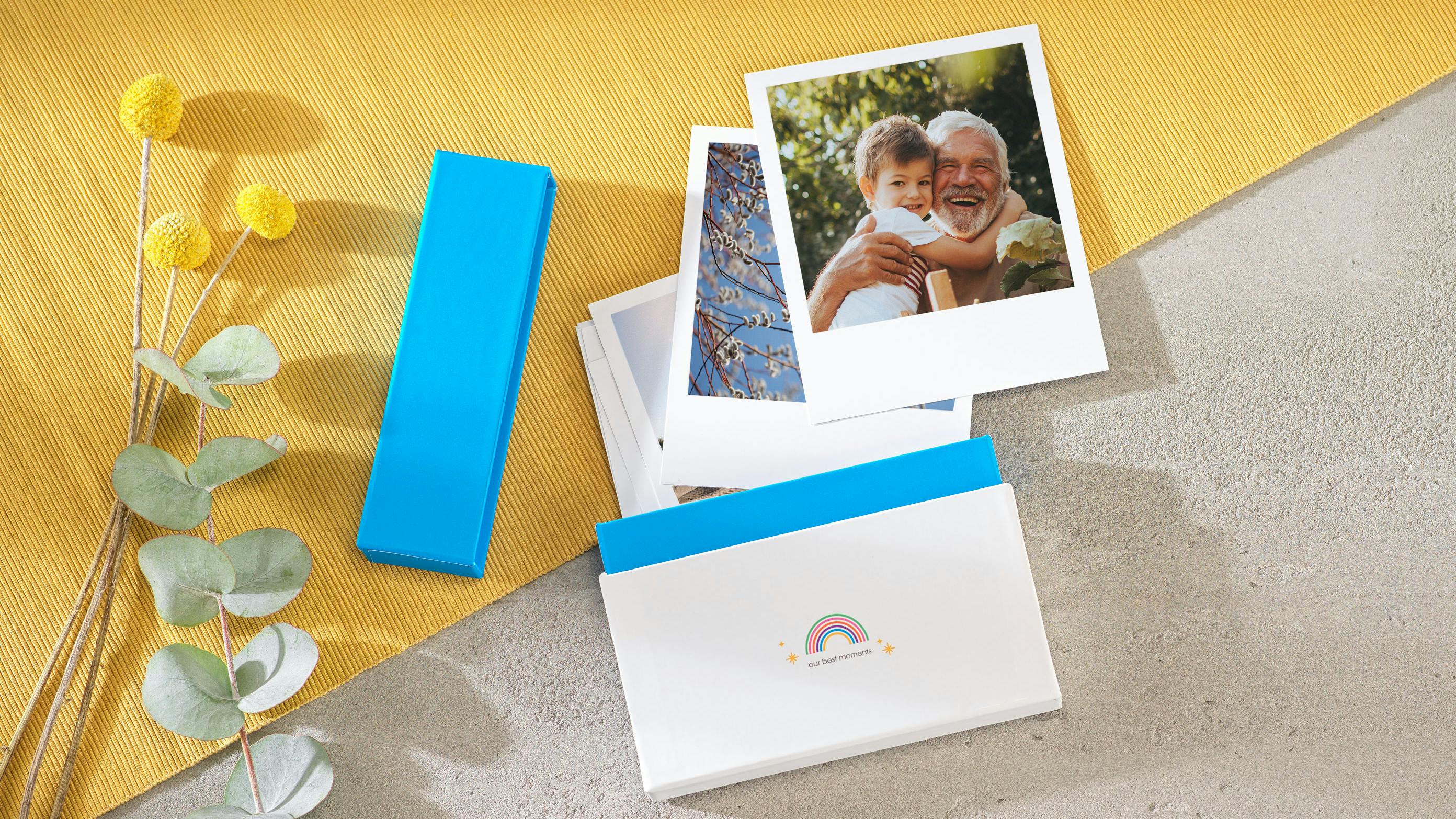 Retro prints box met regenboog design en familiefoto's in ambiance