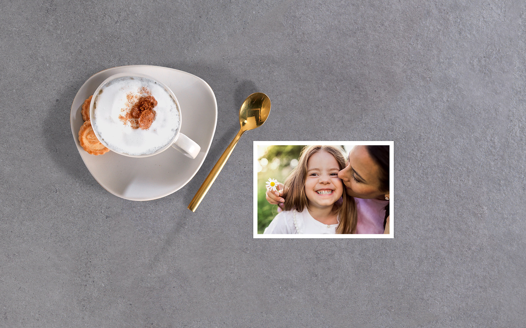 Fotoabzug im Format 9x13 auf einem Tisch. Das Bild zeigt Mutter und Tochter.