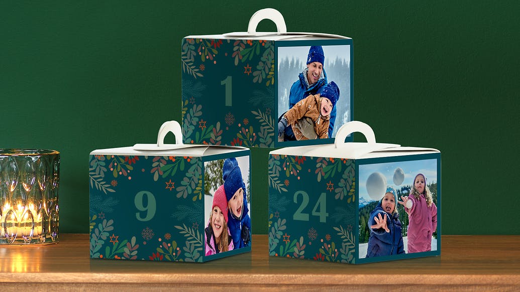 Der Foto-Adventskalender mit Schachteln zum Selbstbefüllen steht auf einer Kommode