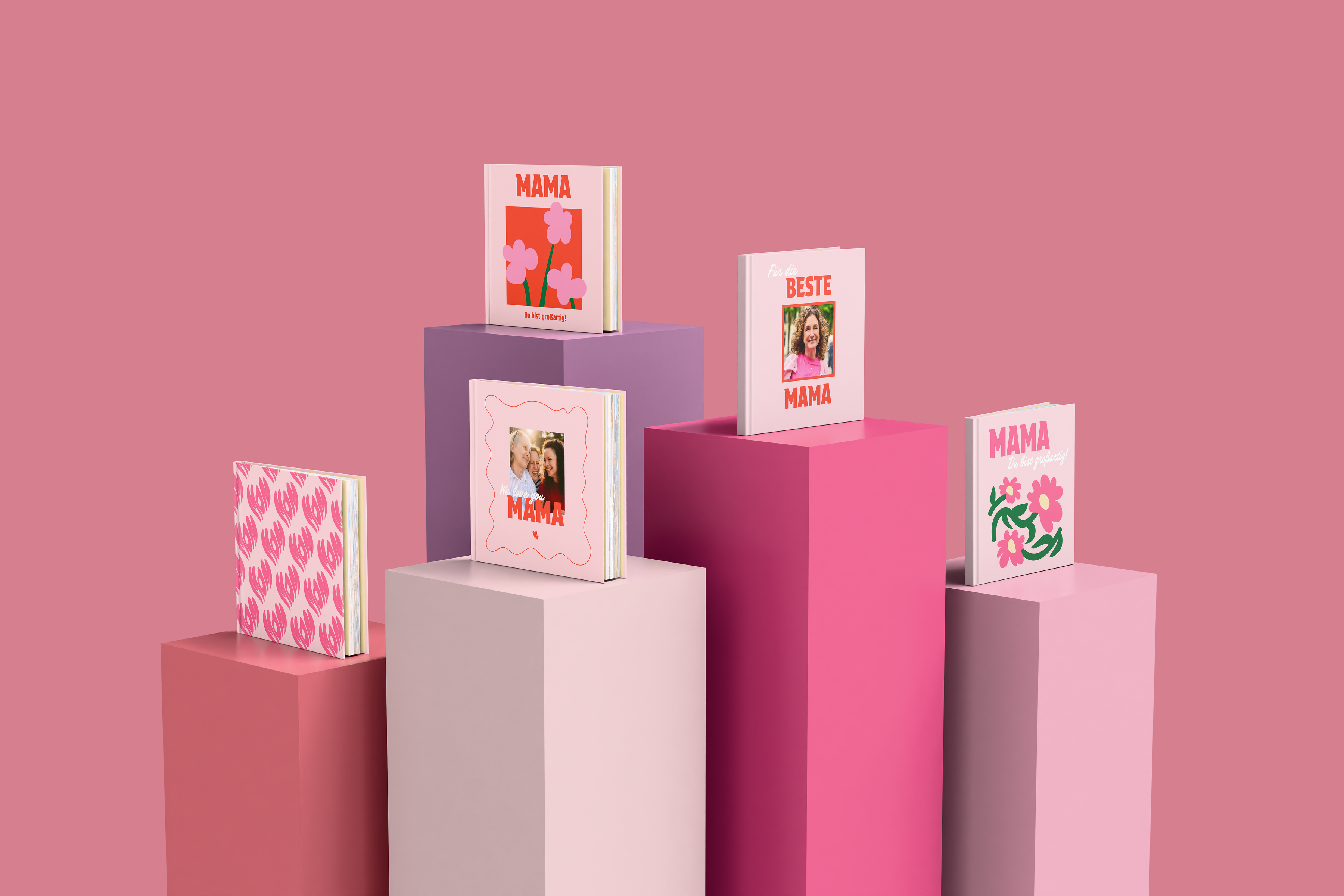 Mehrere Fotobücher mit kreativen Muttertagsgestaltungen stehen in einem Setting verschiedener Säulen