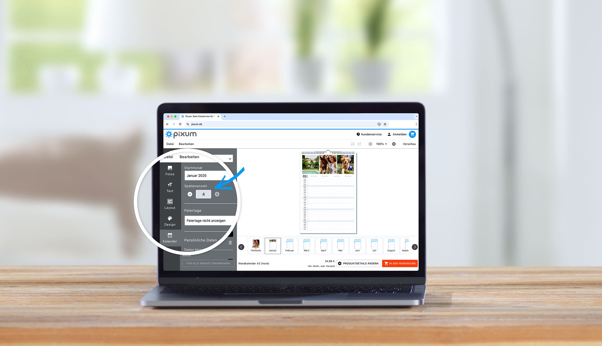 Op een laptop is een familieplanner met foto's in de online designer te zien.