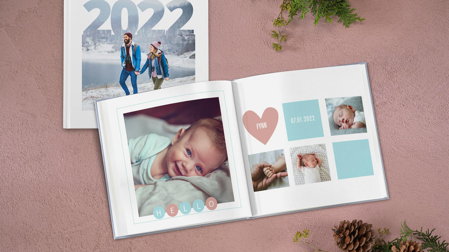 Aufgeschlagenes Pixum Fotobuch mit Baby Fotos 